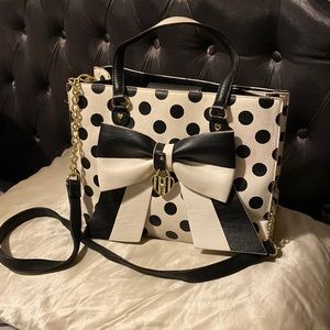 Betsy Johnson Med Bag W/Bow, Enameled Heart and Chain Strap Accents gently used